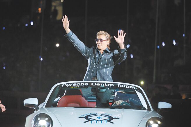 火腿監督（總教練）新庄剛志搭著敞篷保時捷炫麗出場。（杜宜諳攝）