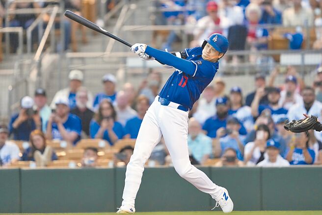道奇強打大谷翔平今年春訓熱身賽首打席就炮轟高中學長菊池雄星。（美聯社）
