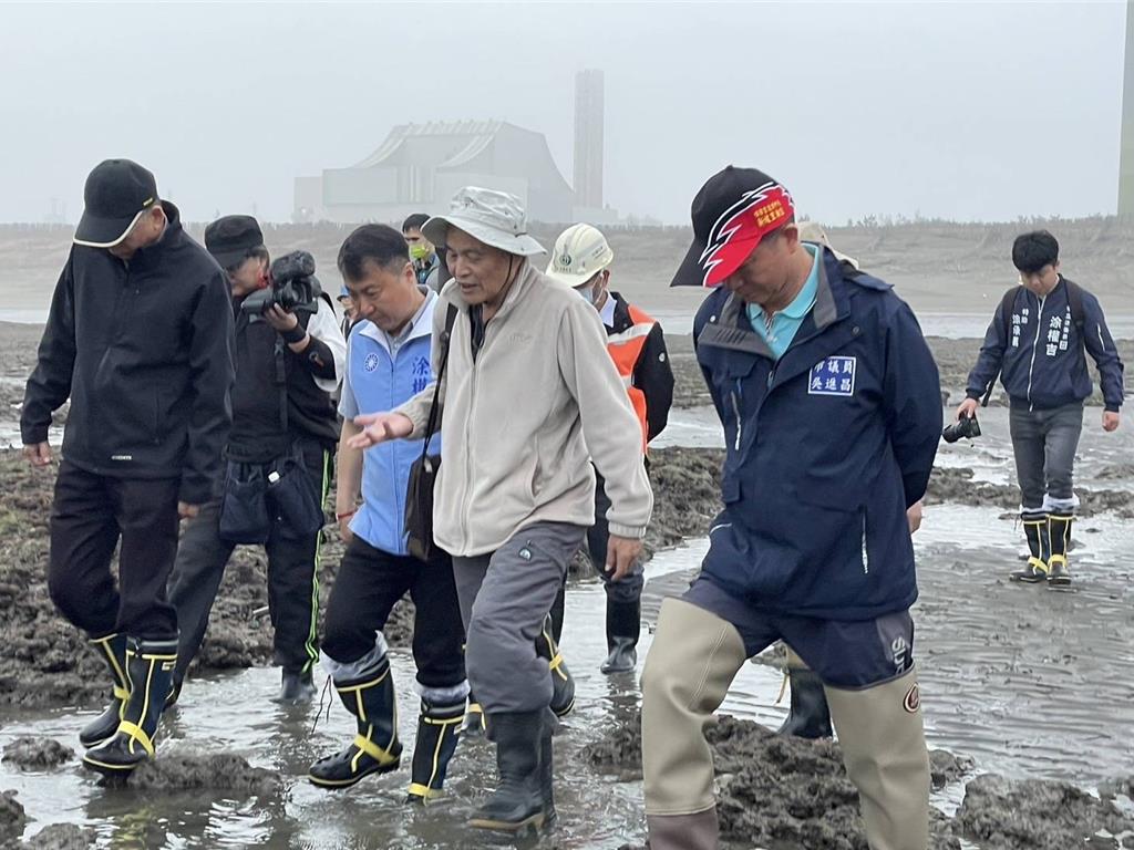 國民黨立委涂權吉與環團今日實地勘察藻礁生態並召開會議，期盼中油成立第3方公證人調查小組調查當地藻礁生態。(潘忠政提供／呂筱蟬桃園傳真)