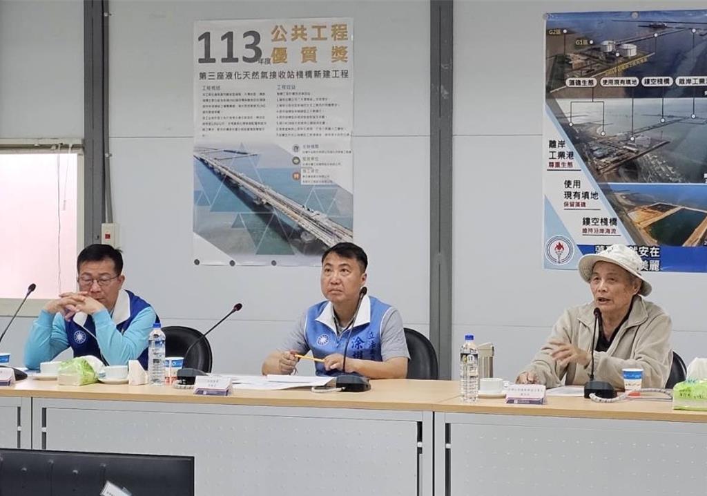 國民黨立委涂權吉與環團今日實地勘察藻礁生態並召開會議，期盼中油成立第3方公證人調查小組調查當地藻礁生態。(潘忠政提供／呂筱蟬桃園傳真)