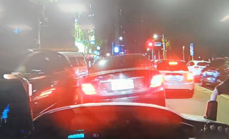 通緝犯開賓士車「衝撞車陣」 新北警圍捕開槍畫面曝光