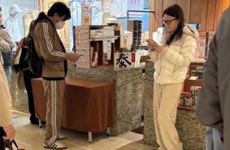 直擊》梁赫群週末當奶爸回歸家庭 變身偶包型男跟老婆零互動