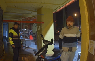 英籍外語師護照遺失險成街友 暖警現身伸援手助安置