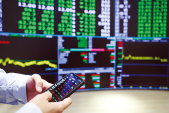 1分鐘讀財經》台股慘崩怎麼買？5大族群散戶可以殺進去