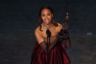 奧斯卡97》「阿凡達」柔伊出道25年奪女配角 開心成為移民驕傲