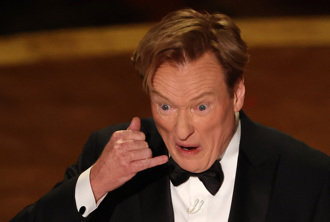 奧斯卡97》亞當山德勒穿帽T現身「不爽被羞辱」！主持人秀中文全場問號