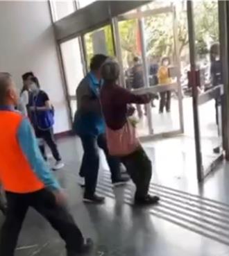 花蓮退休師嗆「通匪」被拖出場  綠黨團轟傅崐萁在地惡霸