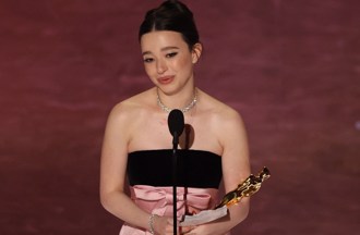 奧斯卡97》打敗黛咪摩爾！25歲《艾諾拉》麥琪麥迪遜奪影后