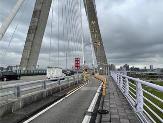 汽車誤闖機車道上新北大橋 網友直擊喊「誰家的車？」