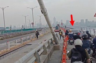 影》四輪大爺開上機車道 遇施工卡住！騎士們「罵翻天」