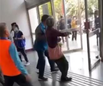 退休师被拖出场遭骂翻 他翻绿营当年架人纪录：苏贞昌喊「鼓掌赶他出去」