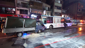 為閃避衝出轎車！ 害公車遇貨車對撞 釀2人傷