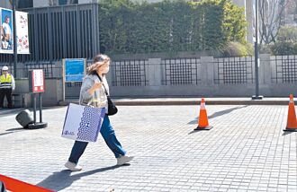 台中 返新光三越取私物 櫃姐：想回來上班