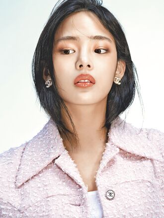 Minji搭山茶花彩妝靈動脫俗