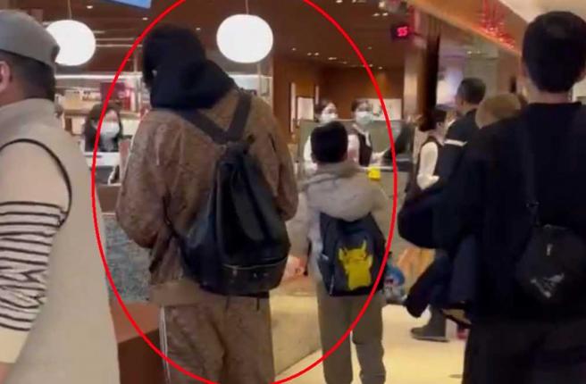 梁赫群跟兒子在旁等待叫號。（圖／讀者提供）