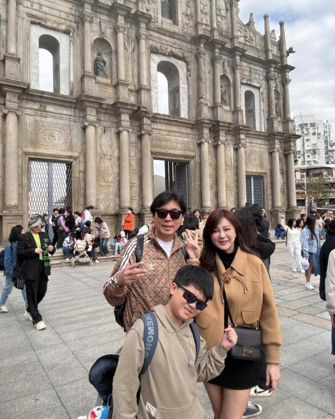 梁赫群全家出國旅遊時，他也是穿同套服裝，看得出他對這服裝的喜愛。（圖／翻攝自梁赫群臉書）