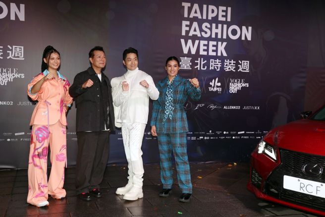 奥运拳击铜牌得主吴诗仪（左一）、陈念琴（右一）曾参与2024台北时装周Taipei Fashion Week，摆出拳击的动作合影留念。（资料照／邓博仁摄）