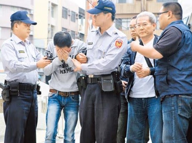 昔「军火教父」黄如意(右二)暴力讨债遭判1年半。(中时资料库)