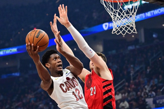 杭特(左)无视对方贴身防守强行进攻。(路透)