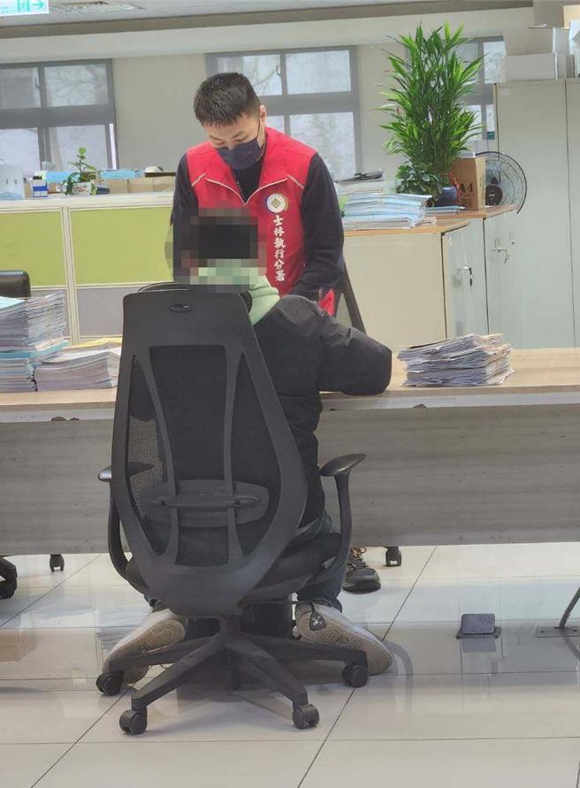 盛女委託友人在士林分署櫃台繳款及辦理解除限制出境事宜（士林分署提供）