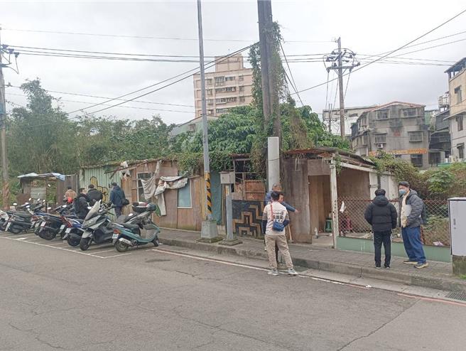 汐止区横科力行市场附近一处国有地，长期遭私人占用搭盖铁皮屋。（新北市工务局提供）