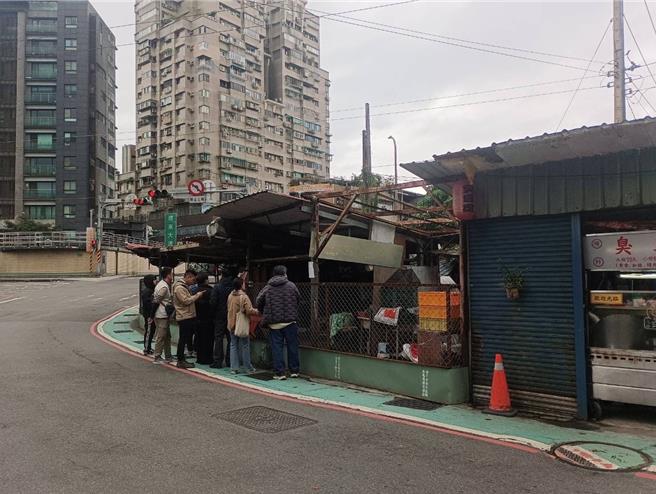 汐止区横科力行市场附近一处国有地长期以来遭铁皮屋占用，被占用约250平方公尺。（新北市工务局提供）