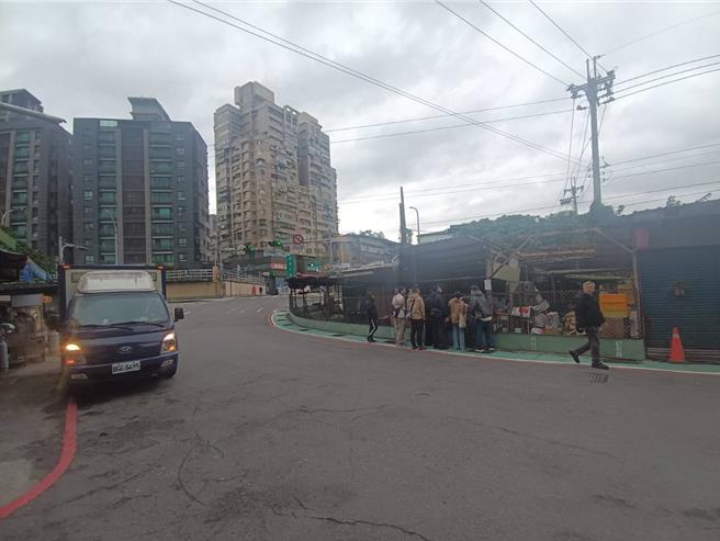 新北市政府违章拆除大队于今（3）日上午铁腕进场强力拆除，预计明（4）日全数拆完。（新北市工务局提供）