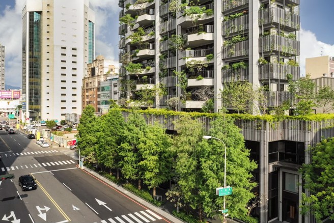 台中市推動宜居建築的理念也帶動建商共同響應低碳城巿，為城市打造垂直綠意的新風景。（圖／台中市政府都市發展局提供）