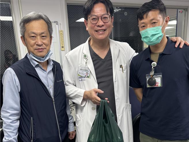 彰基总院长陈穆宽(中）今（3）日清晨送来浓浓的咖啡加油打气，让资讯部同仁提起精神继续作战。（彰基医院提供／叶静美彰化传真）