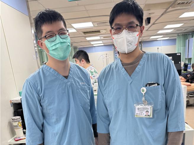 彰基急诊张家凯（左）以及郝建杰两位主治医师看到总院长陈穆宽6点多就前来急诊关心骇客攻击事件，虽然身体疲惫，但是都开心的笑了。（彰基医院提供／叶静美彰化传真）