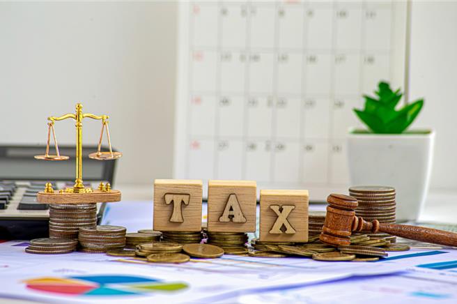 大陆每年全国「两会」必会谈到税务议题，今年就有全国人大代表准备建议，将个税起徵点增至每年10万人民币以促进消费。（shutterstock）
