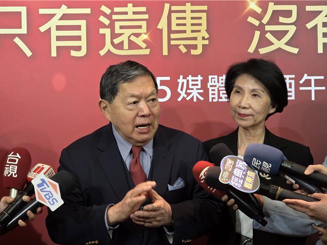 远传电信董事长徐旭东（左）、总经理井琪（右）。（黄琮渊摄）