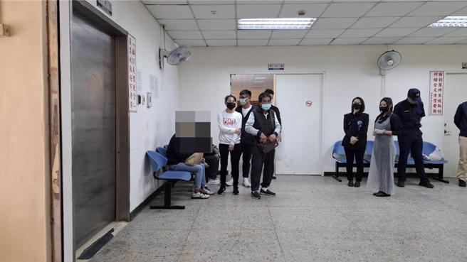 林姓国中生猝死命案3日在台南市立殡仪馆解剖相验，死者的阿公（前方黑背心者）、郭姓生母（白上衣者）与林姓父亲（阿公后方白布鞋者）到场脸色铁青。（程炳璋摄）