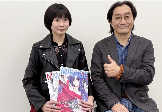 多遊系助理教授王瑋名（右）帶領學生方馨妤（左）等學生參與日本動畫公司。（李京昇攝）