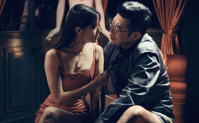 林予晞劇中潛入招待所，對戲飾演檢察官的馬力歐。（鏡文學提供）