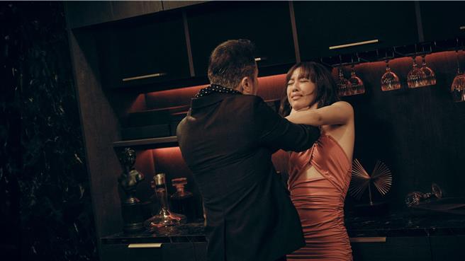 李銘忠劇中爆打王渝萱。（鏡文學提供）