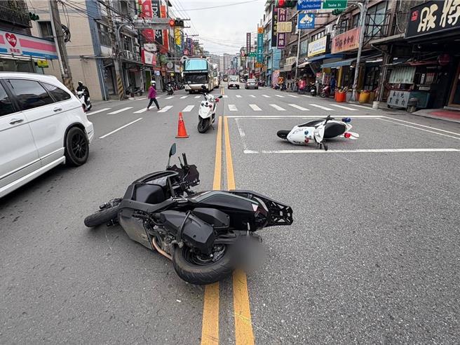 桃园市八德警分局大安派出所1名员警今早9时许，骑机车行经桃莺路及桃和街口时，与直行机车骑士发生碰撞。（八德警分局提供）