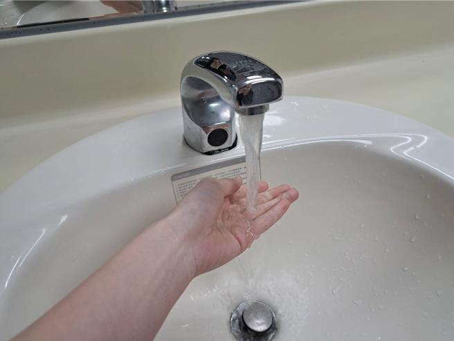 水龙头打开的自来水到底能不能直接饮用？台北自来水事业处3日表示，台北的自来水由于水源保护良好，完全符合「饮用水水质标准」。（温予菱摄）