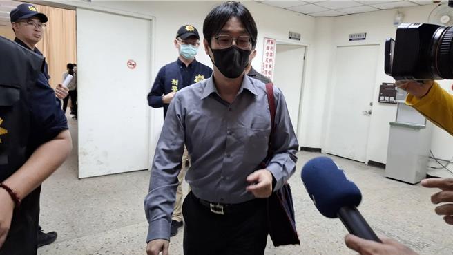 台南地检署检察官胡晟荣3日到台南市立殡仪馆侦办林姓国中生猝死案解剖相验。（程炳璋摄）