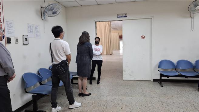 台南市林姓国中生疑毒药物猝死命案，高姓校长3日前往殡仪馆向林生的母亲致意，但家属并不领情。（程炳璋摄）