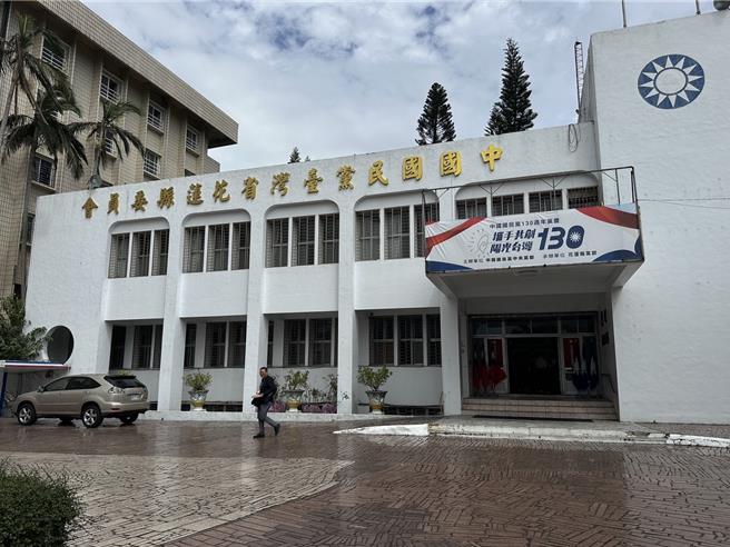 1名年近80岁的退休女老师叶春莲昨天在国民党花莲县党部问政说明会上，遭现场多名工作人员「半请半拉」出场，在网路上炸锅，国民党花莲县党部主委卢新荣（右）、市党部主委吴东升（左）今天出面还原事情始末。（罗亦晽摄）