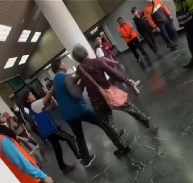 1名年近80岁的退休女老师叶春莲昨天在国民党花莲县党部问政说明会上，呛声国民党立院党团总召傅昆萁，遭现场多名工作人员「半请半拉」出场，在网路上引起网友及校友炸锅。（民眾提供／罗亦晽花莲传真）