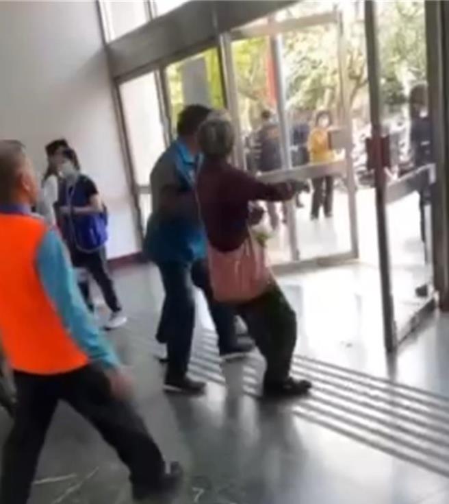 1名年近80岁的退休女老师叶春莲昨天在国民党花莲县党部问政说明会上，呛声国民党立院党团总召傅昆萁，遭现场多名工作人员「半请半拉」出场，在网路上引起网友及校友炸锅。（民眾提供／罗亦晽花莲传真）