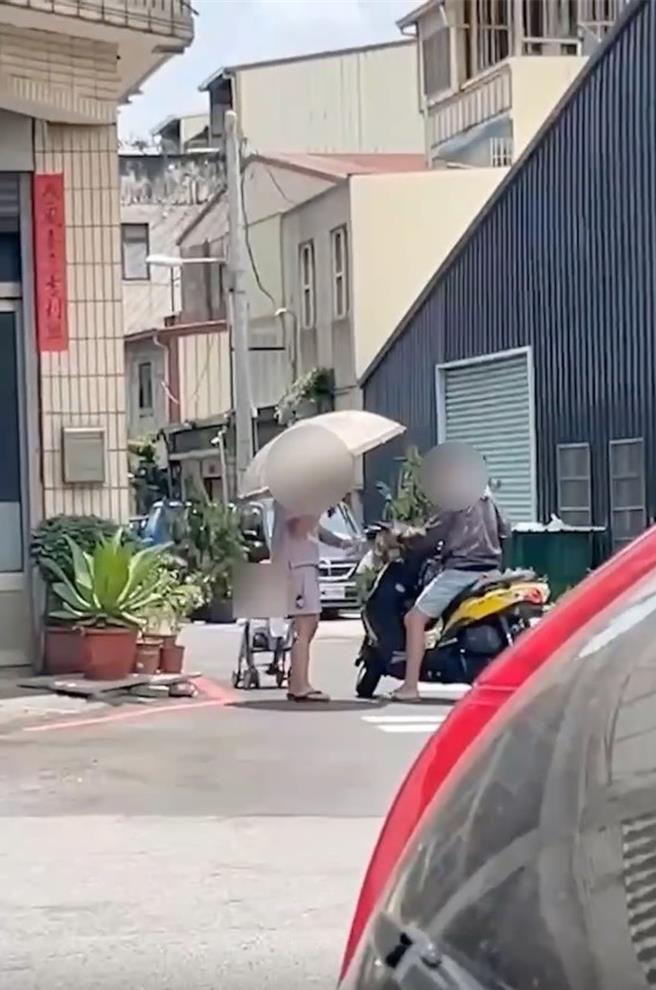 洪女利用婴儿车当掩护。（民眾提供／李京升台中传真）