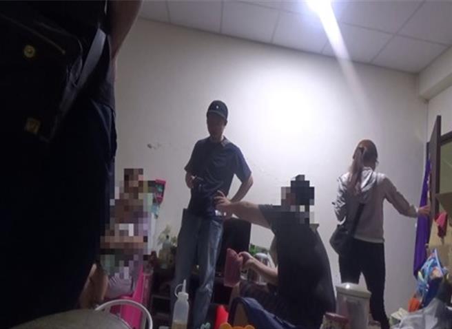 警方到洪嫌家中搜索。（民眾提供／李京升台中传真）