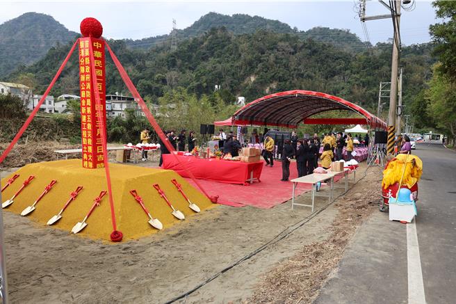 苗栗县政府消防局狮潭分队新建队舍，位在狮潭乡大东势溪旁国有地。（谢日明俊摄）