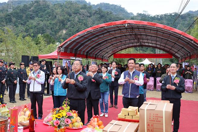 苗栗县政府消防局狮潭分队新建队舍3日动土，由县府秘书长陈斌山及立委邱镇军等主持。（谢明俊摄）