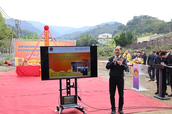 苗栗县政府消防局狮潭分队新建队舍3日动土，消防局长匡梦麟说明新建工程内容。（谢明俊摄）