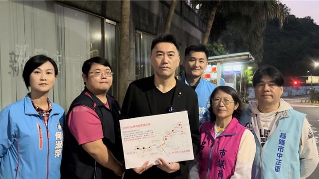 立法委员林沛祥（中）争取国道客运2088C新支线增设，并自3日起试办3个月，林沛祥强调，若民眾有增班需求，将在1个月后进一步协调争取。（立委林沛祥服务处提供／张志康基隆传真）