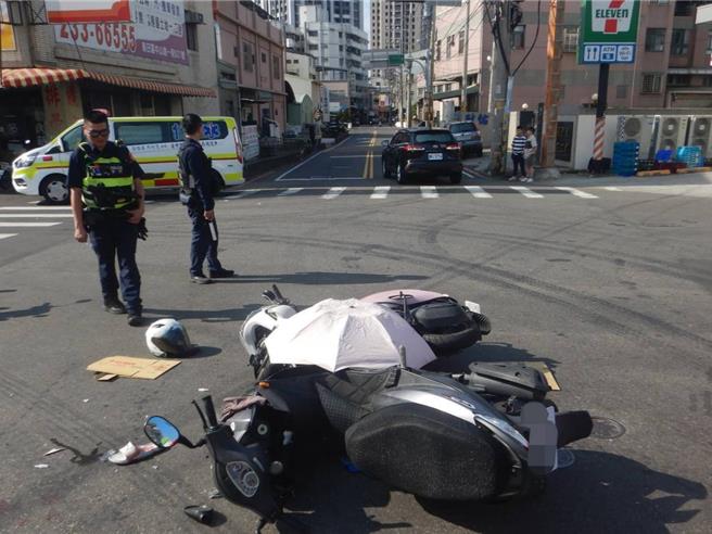 台中市大里区大卫路与国中路2日下午近3时许，9岁陈姓男子骑车载着64岁妻子行经路口欲左转时，与对向28岁孙姓女骑士直直撞上，造成3伤送医。（民眾提供／潘虹恩台中传真）